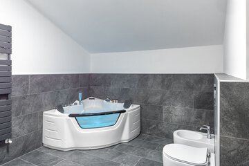 Private spa tub
