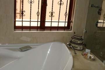 Deep soaking bathtub