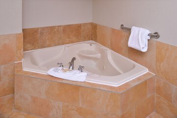 Deep soaking bathtub