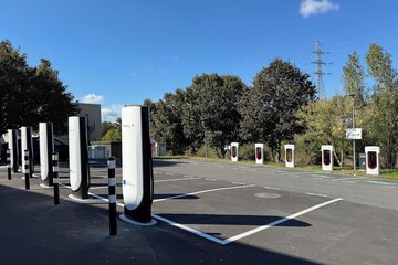 Electric vehicle charging station