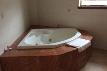 Jetted tub
