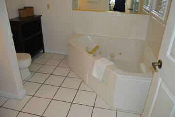 Jetted tub