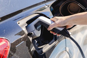 Electric vehicle charging station