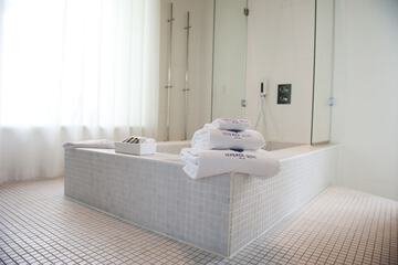Deep soaking bathtub