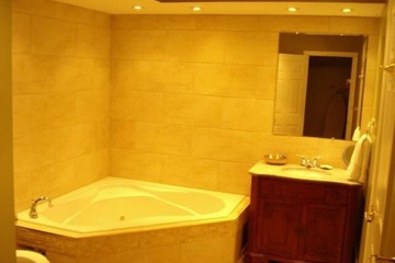 Deep soaking bathtub