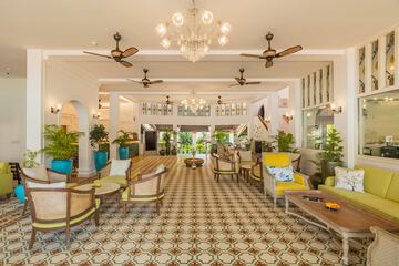 Lobby lounge