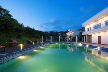 Indoor/outdoor pool