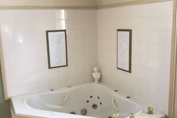 Deep soaking bathtub