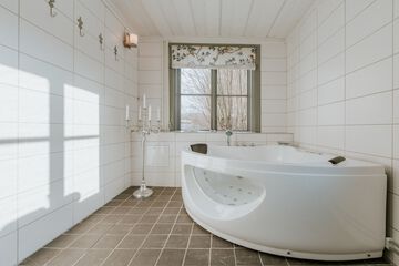 Jetted tub