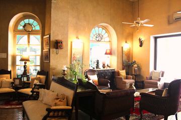 Lobby lounge