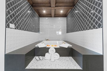 Jetted tub