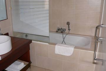 Deep soaking bathtub