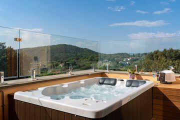 Private spa tub