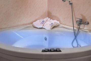 Jetted tub