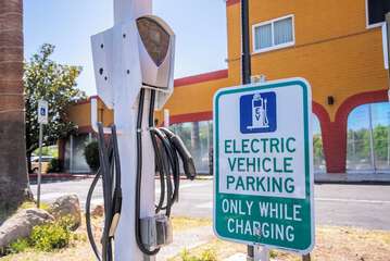Electric vehicle charging station