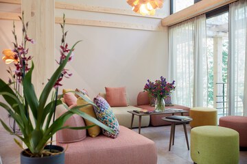 Lobby lounge