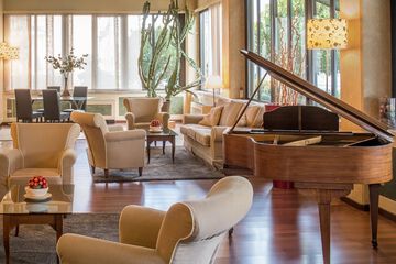 Lobby lounge