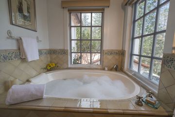 Deep soaking bathtub