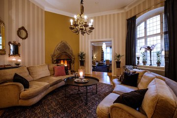 Lobby lounge