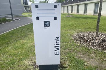 Electric vehicle charging station