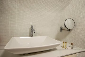 Bathroom sink