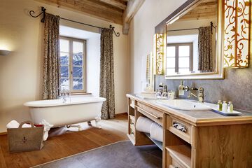 Deep soaking bathtub