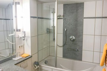 Deep soaking bathtub