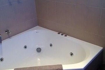 Jetted tub