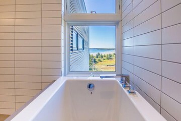 Deep soaking bathtub
