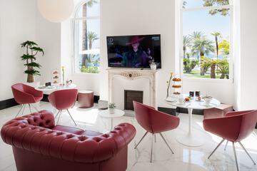 Lobby lounge
