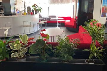 Lobby lounge