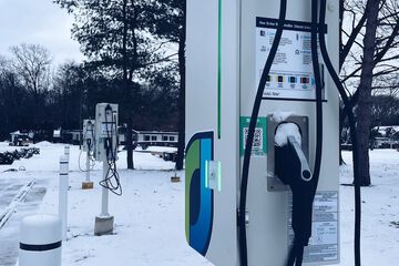 Electric vehicle charging station