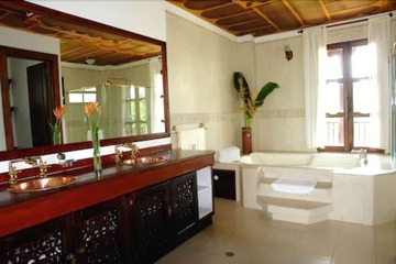Deep soaking bathtub