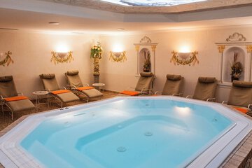 Indoor spa tub