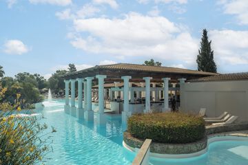 Swim-up bar