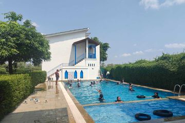 Swim-up bar