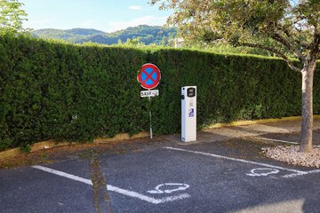 Electric vehicle charging station