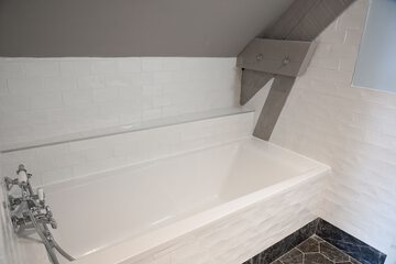 Deep soaking bathtub