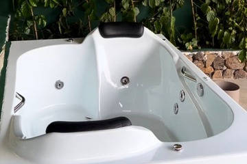 Private spa tub