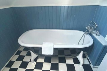 Deep soaking bathtub