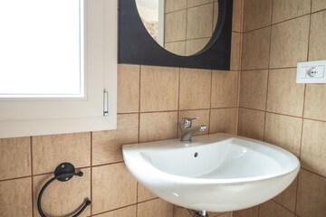 Bathroom sink