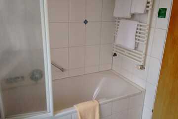 Deep soaking bathtub