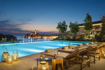 Poolside bar