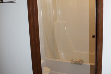 Deep soaking bathtub