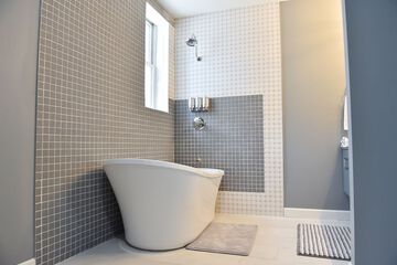 Deep Soaking Bathtub