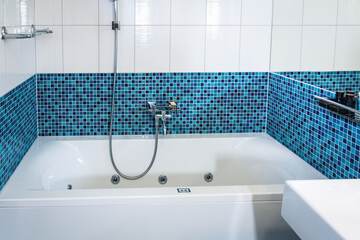 Deep soaking bathtub