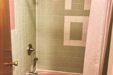 Deep soaking bathtub