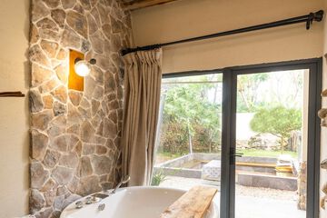 Deep soaking bathtub