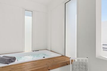 Jetted tub