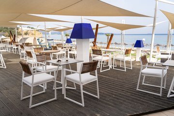 Swim-up bar